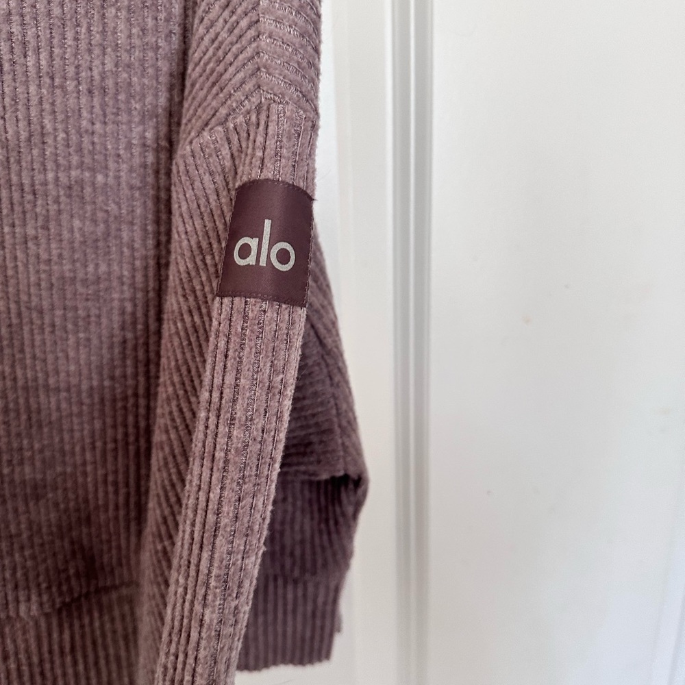 Alo Yoga muse cropped sweatshirt and pants set in size Small raisentte - Picture 3 of 4